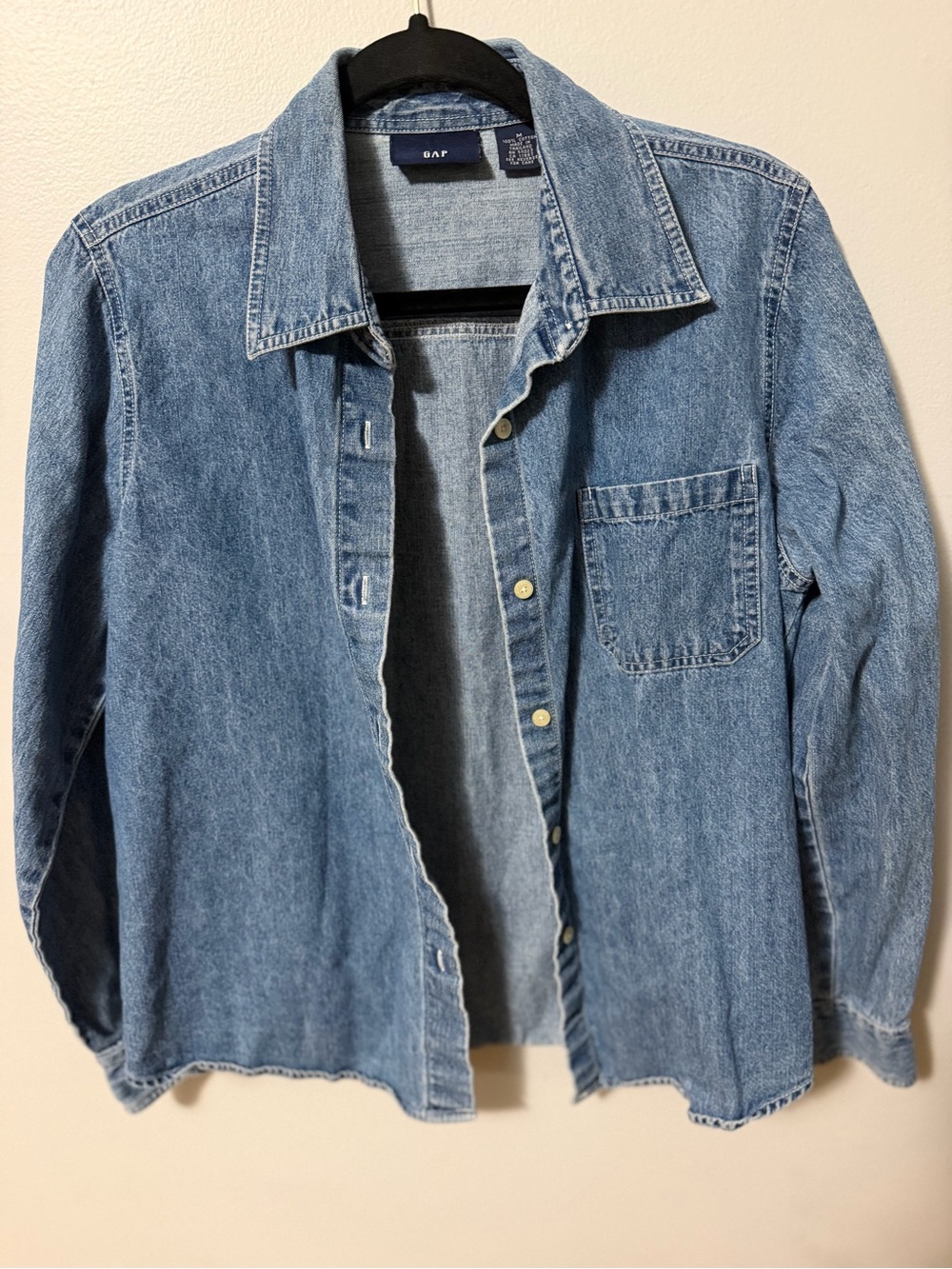 Gap Men’s Medium Blue Denim Chambray Button Down Shirt 100% Cotton - Picture 2 of 4